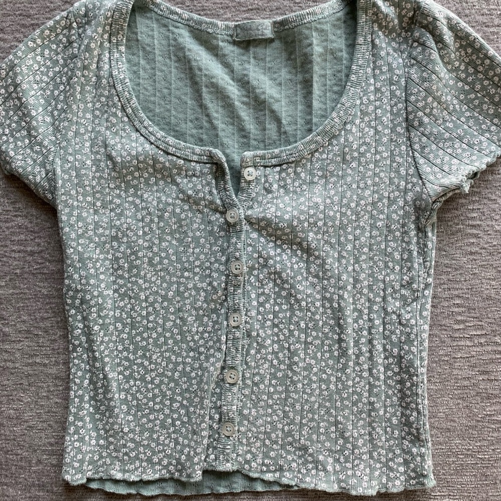 Cropped Floral Tee scalloped edge with buttons